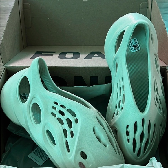 *Brand New* Yeezy foam runners size 10 - Picture 3 of 5